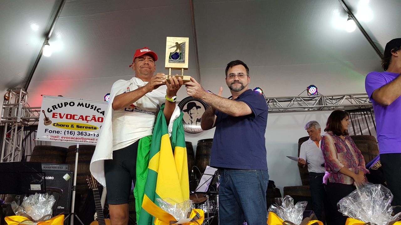 O representante do RankBrasil, Luciano Cadari entrega o troféu de recordista a Arison Silva / Foto: RankBrasil