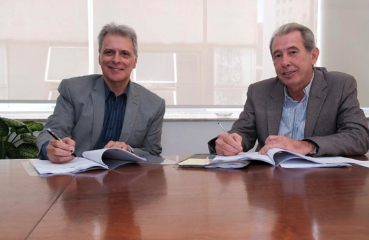 Presidente da CDHU, Silvio Vasconcellos, e presidente do Conselho de Patrimônio do Estado, Laercio Paulino Simões, durante assinatura de contrato