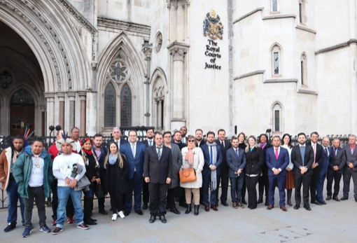 Clientes e advogados na audiência que ocorreu em Londres, em abril de 2022