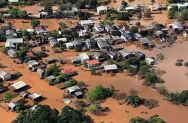 Na região do Vale do Taquari, pessoas ficaram ilhadas no telhado de casas e em prédios após Foto: Divulgação (Marinha do Brasil)