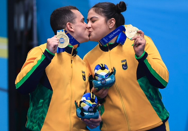 Casal dourado: noivos, Rogério e Edwarda Oliveira comemoraram o ouro no badminton com um beijo no alto do pódio no último dia de competições em Santiago. Foto: Marcello Zambrana/CPB