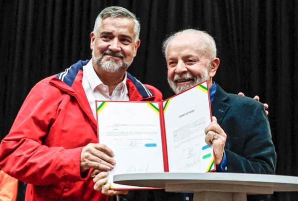 Presidente Lula assinou Medida Provisória que cria secretaria para centralizar esforços federais no Rio Grande do Sul. Paulo Pimenta será o titular. Foto: Ricardo Stuckert / PR