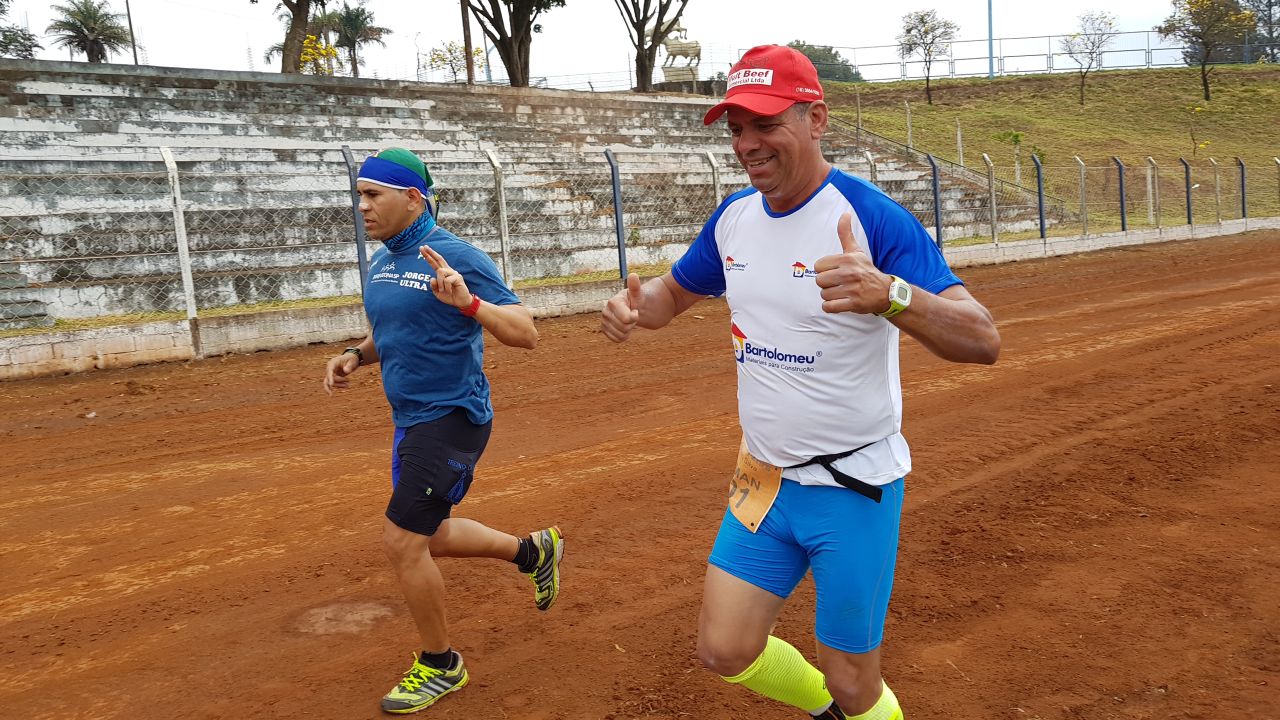 Recordista trocou as drogas pelo atletismo. Ele bateu recorde ao correr 508,4 km em 72 horas. Foram 1.271 voltas em pista de 400 m / Foto: RankBrasil