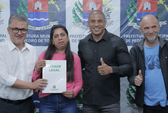Entrega de título de propriedade para família em Pedro de Toledo