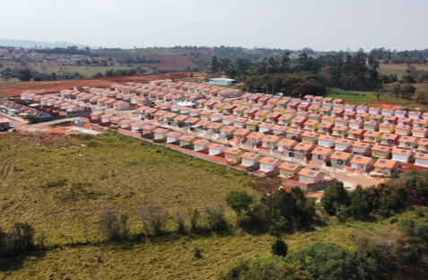 Conjunto Habitacional Capela do Alto C: painéis captam os raios solares e geram energia limpa, mais econômica e sustentável