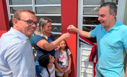 Família recebe as chaves de sua nova casa no Conjunto Habitacional Capela do Alto C.