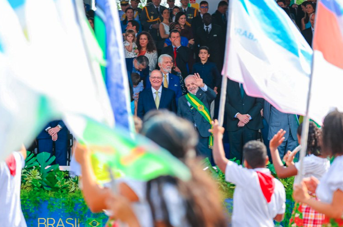 Alunos desfilaram com as bandeiras de cada uma das 27 unidades da Federação e com placas e bandeiras alusivas ao G20 -