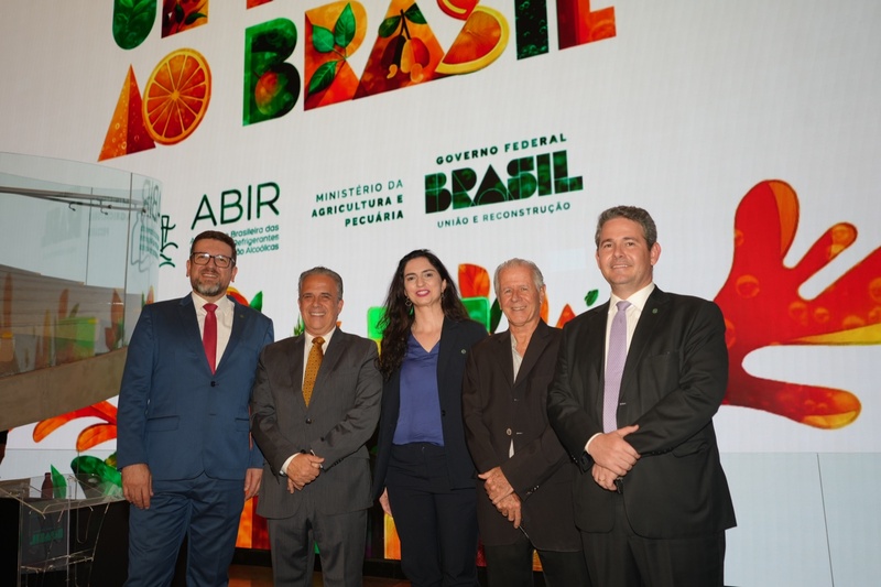 Da esquerda para a direita: Diretor do Departamento de Inspeção de Alimentos de Origem Vegetal da Secretaria de Defesa Agropecuária, Hugo Caruso; Presidente da ABIR, Victor Bicca; Coordenadora do MAPA, Jussara André; Diretor de Regionais da ABIR, Fernando Pinheiro; Secretário de Defesa Agropecuária do MAPA, Carlos Goular