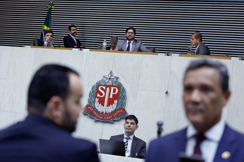 Parlamentares durante Sessão Extraordinária realizada nesta terça, 27