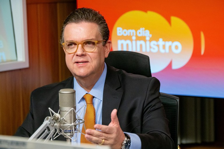 Ministro Wolney Queiroz durante participação no "Bom Dia, Ministro" desta quinta-feira: aposentados e pensionistas serão atendidos com atenção e cuidado nas agências dos Correios - Foto: Diego Campos/Secom-PR