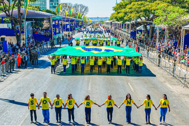 Brasileiros desfilam com camisetas formando a palavra S-O-B-E-R-A-N-I-A, seguidos por duas bandeiras: uma do Brasil de 140m2 e outra de 70m2 escrita "Brasil Soberano". Foto: Ricardo Stuckert/PR
