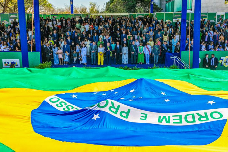 Presidente Lula e outras autoridades presentes na Tribuna Presidencial durante o desfile. Foto: Ricardo Stuckert/PR